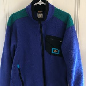 Vintage REI men’s fleece zip up. Great quality and condition! Size Large